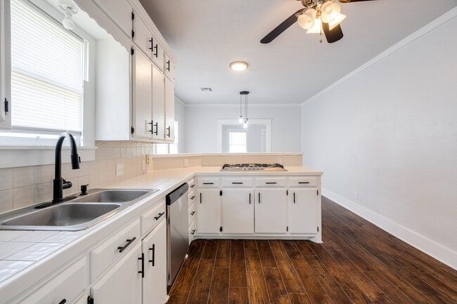 Building Photo - 1528 N Beard Ave