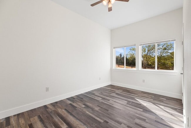 Building Photo - FOR LEASE!!