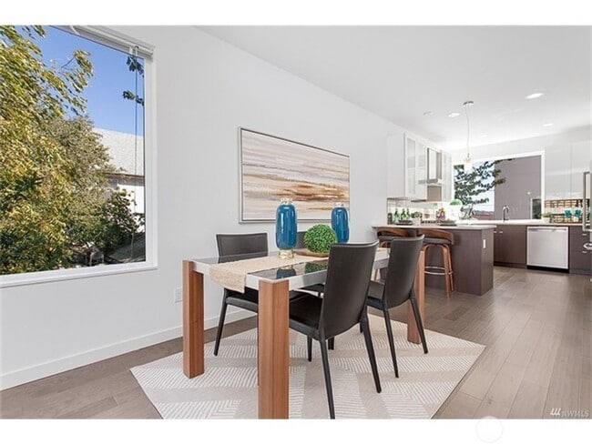 Building Photo - Newer Ballard 3 Bedroom Townhome - Attache...