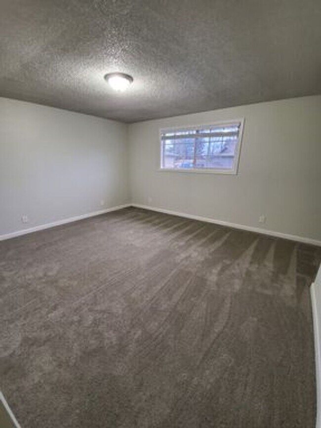 Building Photo - Fully Remodeled 3 Bedroom Townhome!