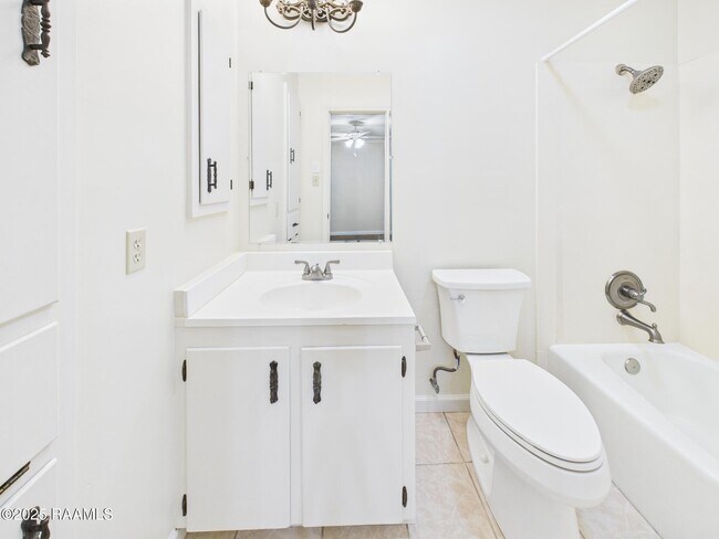 Building Photo - 302 Lark Dr