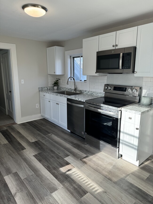 Unit B: Kitchen (New) - 35 Lincoln Ave