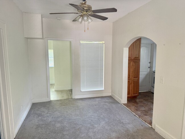 Building Photo - 3/1 Located in South St. Pete!