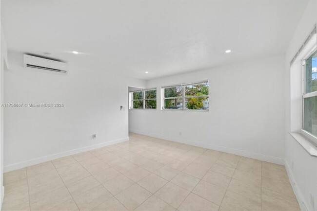 Building Photo - 2 bedroom in Miami FL 33160
