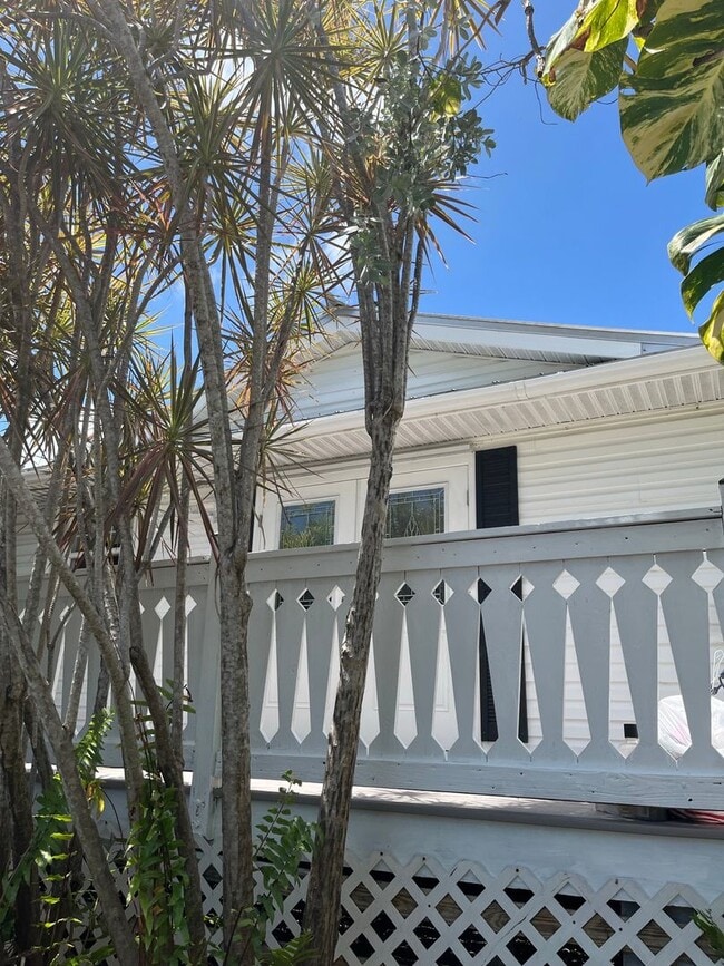 Building Photo - Large home on corner lot!