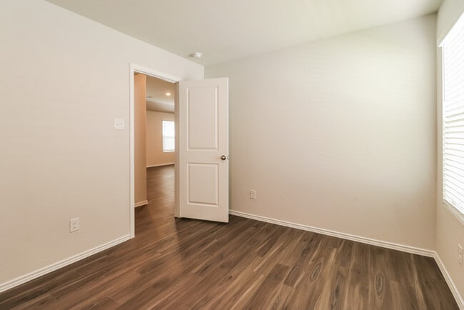 Building Photo - 2433 Carp Dr