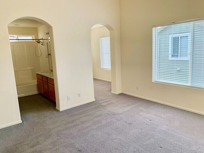 Building Photo - Beautiful 3 bed 2.5 bath Home with 2 car garage