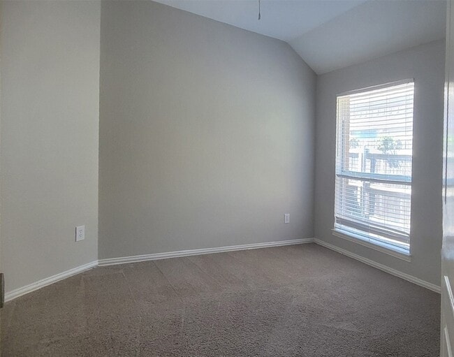 Building Photo - 618 Rivercove Dr