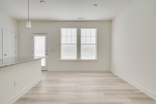Building Photo - 3-Bed Townhouse in Franklinton with Update...