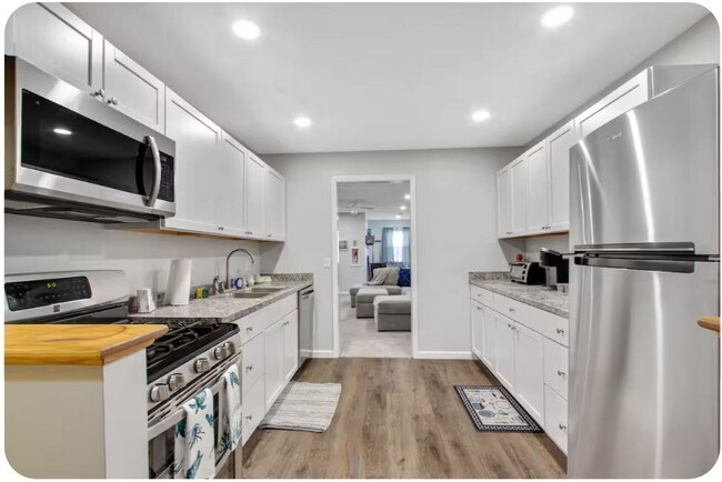Building Photo - Furnished 3-Bedroom Apartment with Private Entrance and Free Laundry