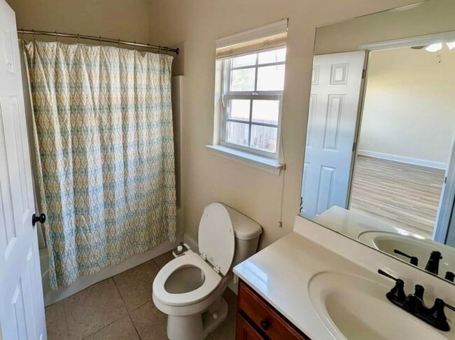 Building Photo - 204 Spencer Pl