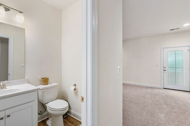 Building Photo - LIKE-NEW 3-LEVEL TOWNHOME IN FREDERICKSBURG