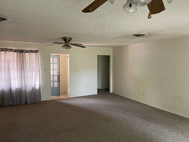 Building Photo - 3 Bedroom 1 Bath