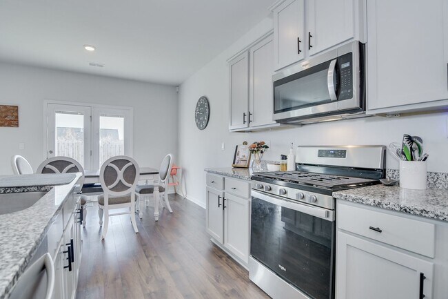 Building Photo - Beautiful 5 Bedroom 3 Bath