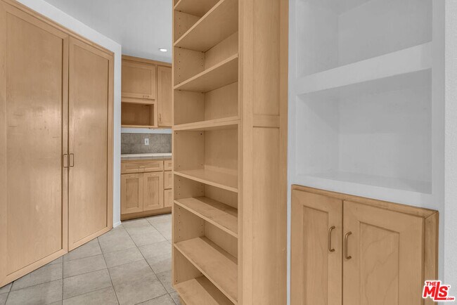 Building Photo - 8642 Gregory Wy