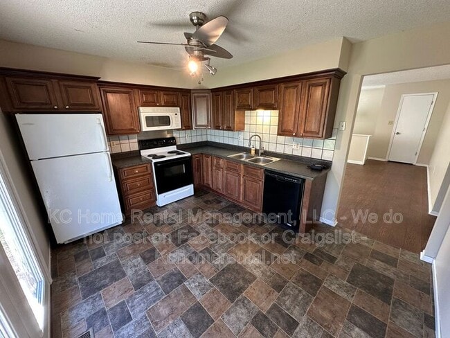 Building Photo - 3910 SW 8th Ter