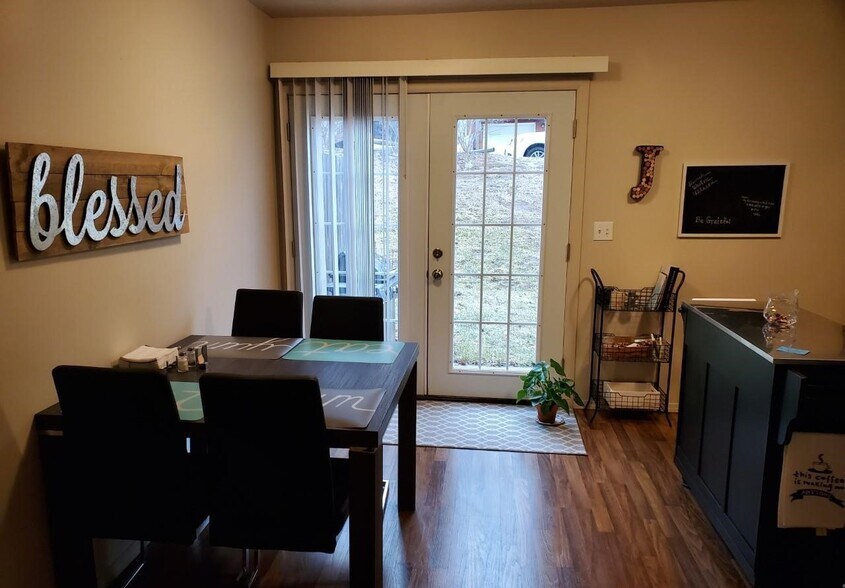 Building Photo - 1905 Thurston Ave