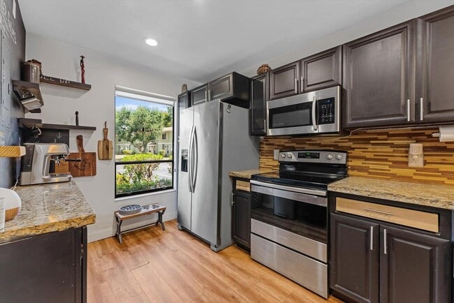 Building Photo - 850 Hill Dr