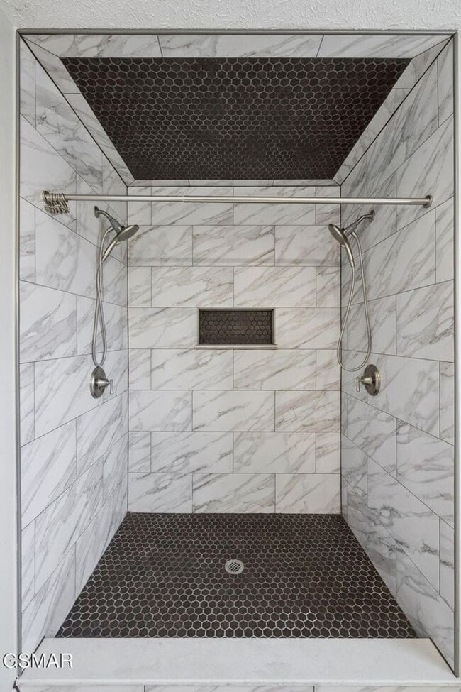 Building Photo - Spacious & Grand Living!!!