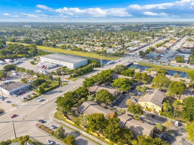 Building Photo - 3065 N Oakland Forest Dr