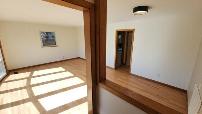 Building Photo - Beautifully updated 3-bedroom, 2-bath home, ready for you to move in!