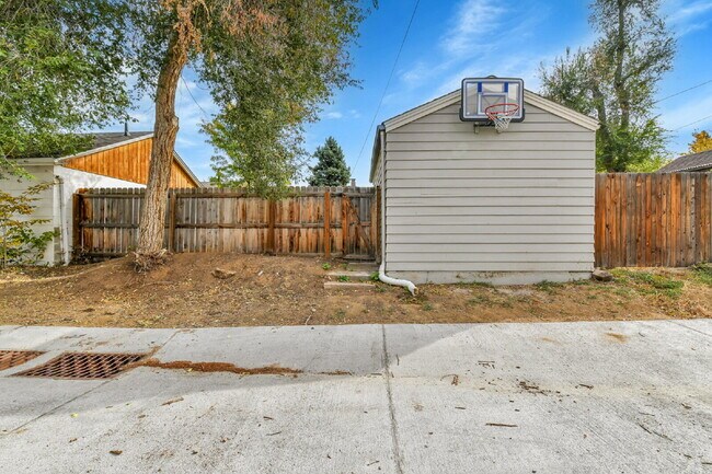 Building Photo - 3 Bedroom 2 Bathroom Home Available August 7th!