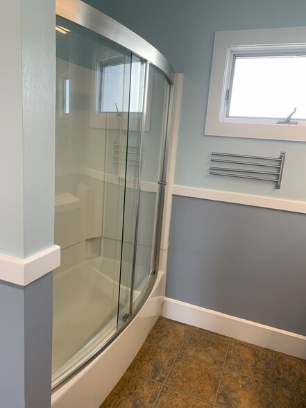 Bathroom - 14 Schley St