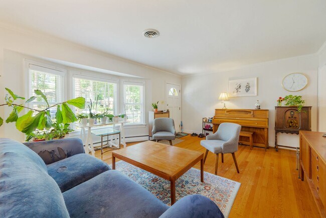 Building Photo - Beautiful Single-Level Home with In-Law Suite and Expansive Yard ***Available Early August 2026***