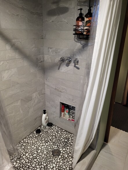 Building Photo - 15131 Crescentwood Ave