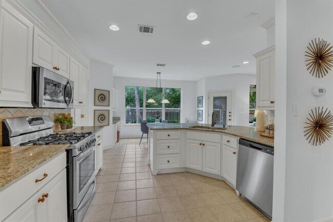 Building Photo - 701 Oaklands Dr