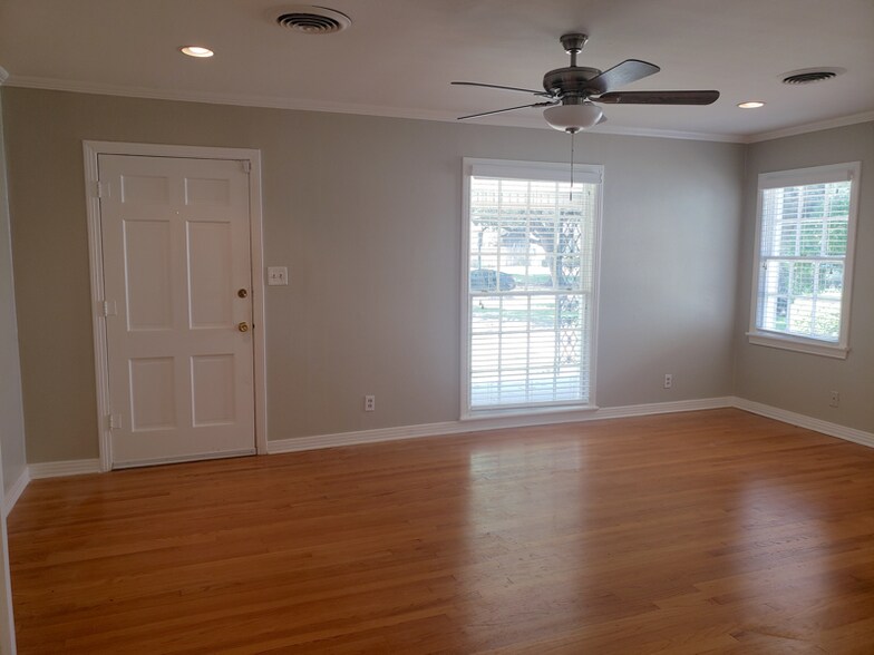 Building Photo - 2410 Clarinda Ave