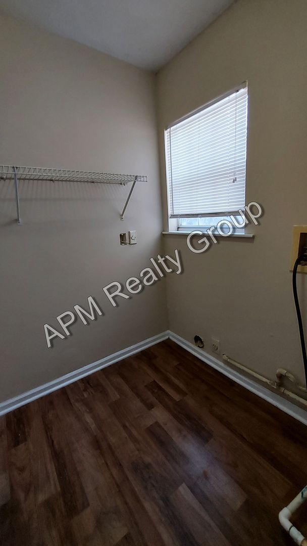 Building Photo - St. Andrews townhouse - 50% off first month!