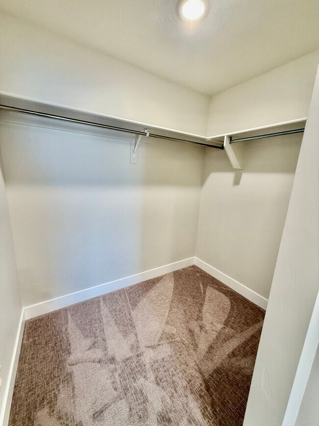 Building Photo - Spacious 3-BR Townhome in Washington