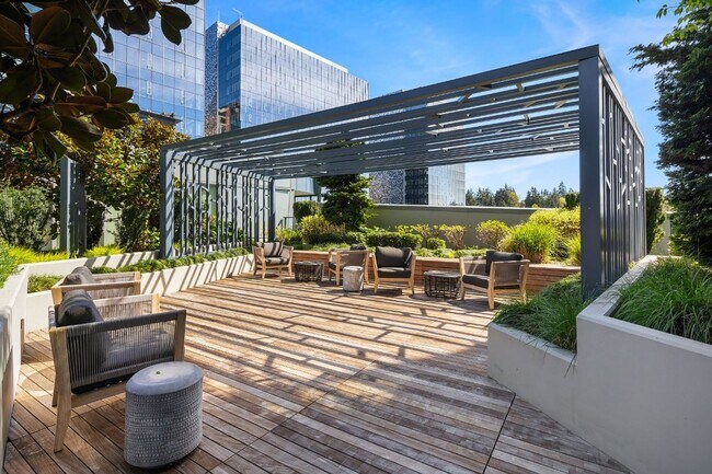 Building Photo - 2Bd/1.75Ba Bellevue Condo