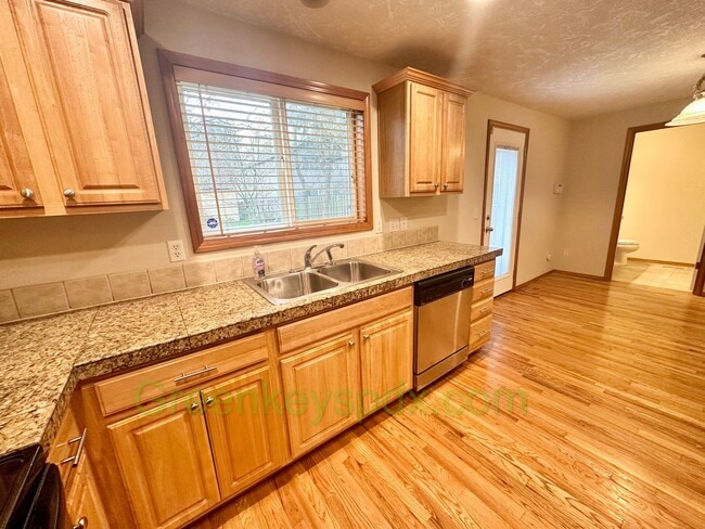 Building Photo - Awesome 3-bedroom, 2.5-bathroom house in North Portland Near Trenton Park - $100 Off First Month!
