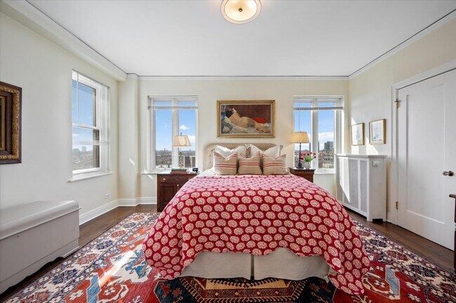 Building Photo - 2130 N Lincoln Park W