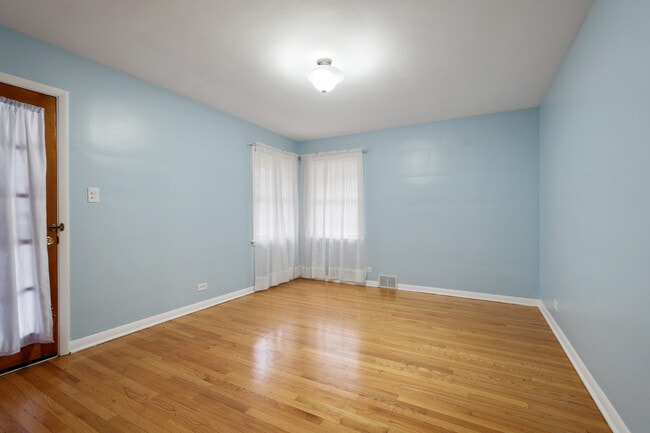 Building Photo - 5840 N Kimball Ave