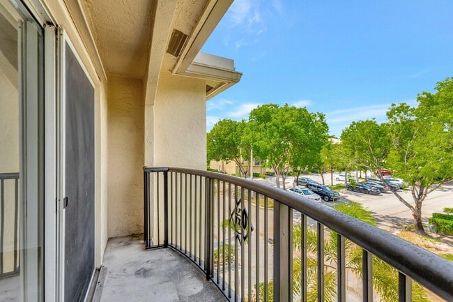 Building Photo - 400 Crestwood Ct N