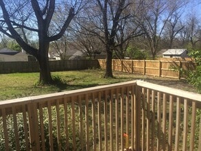 Building Photo - Great Location