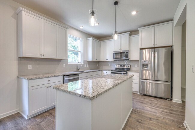 Building Photo - 523 Montrose Dr