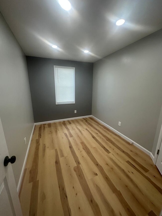 Building Photo - 3 Bed / 1 Bath Fully Renovated Row Home in...