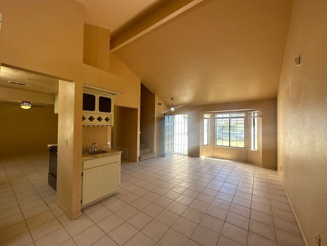 Building Photo - 560 Clover Dr