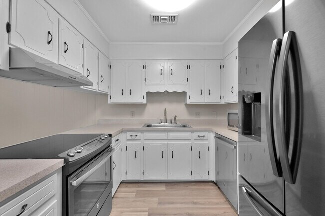 Building Photo - 7710 Charter Oaks Dr