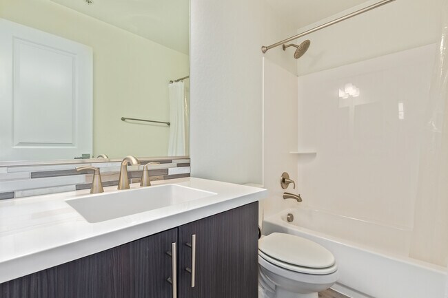 Building Photo - 2321 E Huntington Dr