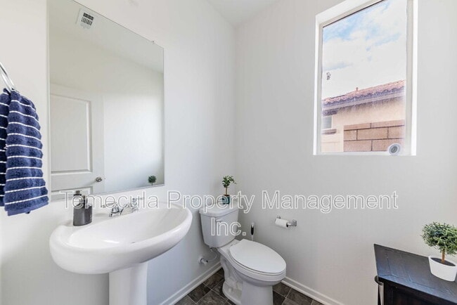 Building Photo - 4872 Goldfinch St