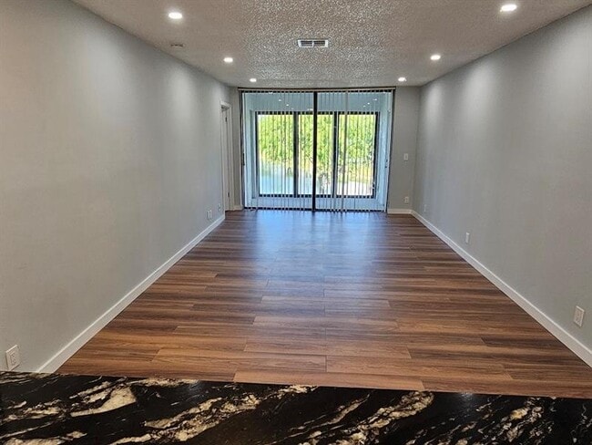 Building Photo - 204 Lake Pointe Dr