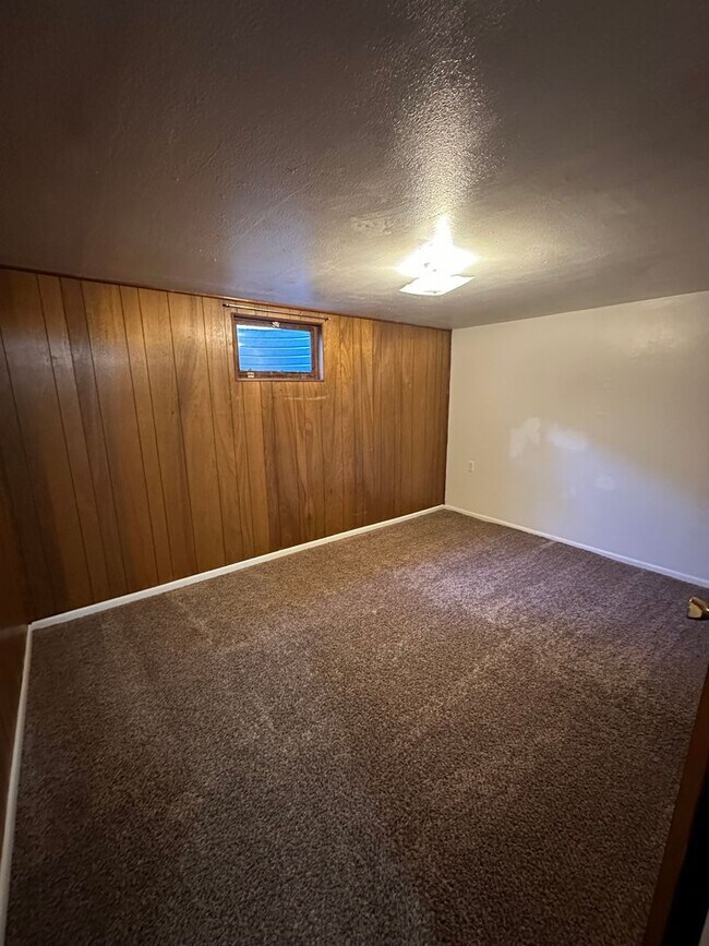 Building Photo - 3 BEDROOM, PLUS 2 BONUS ROOMS, 3 BATHROOM ...