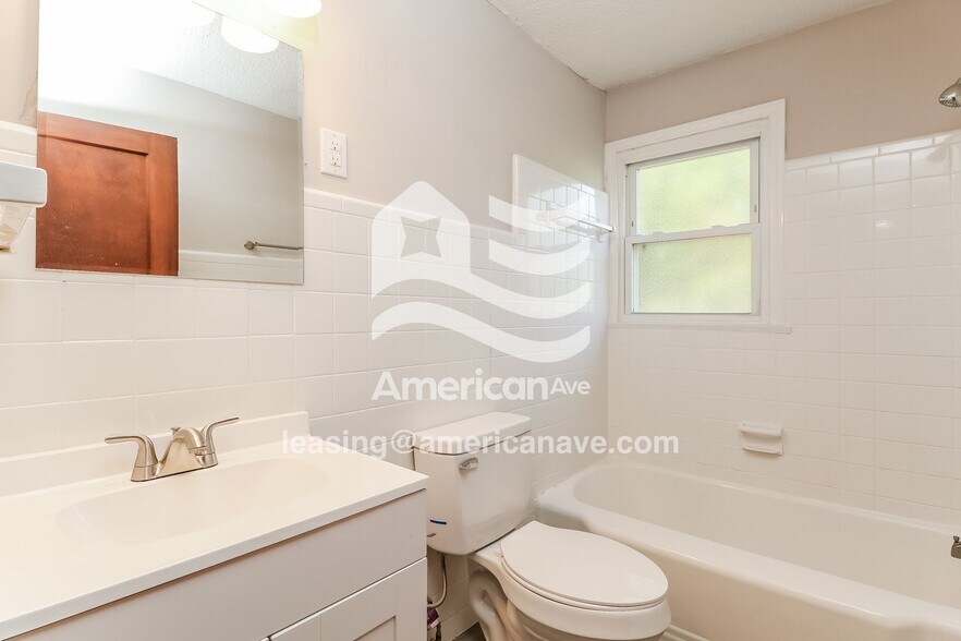 Building Photo - 305 River Dr