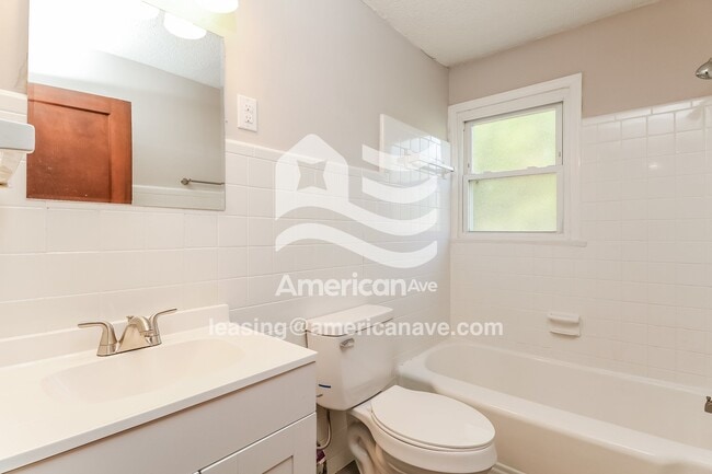 Building Photo - 305 River Dr