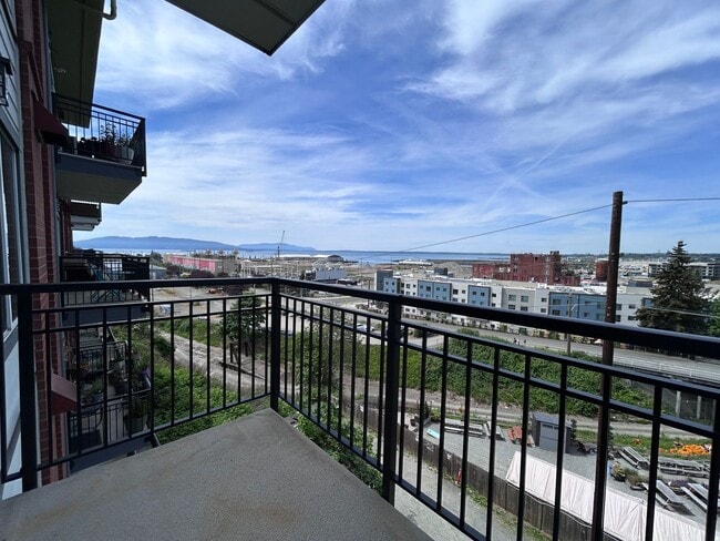 Building Photo - 1 Bed, 1 Bath Condo with Bellingham Bay View and parking garage
